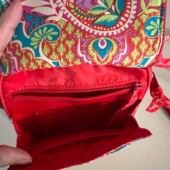 Vera Bradley Crossbody with adjustable strap. Multiple pockets with back pocket - Picture 4 of 4